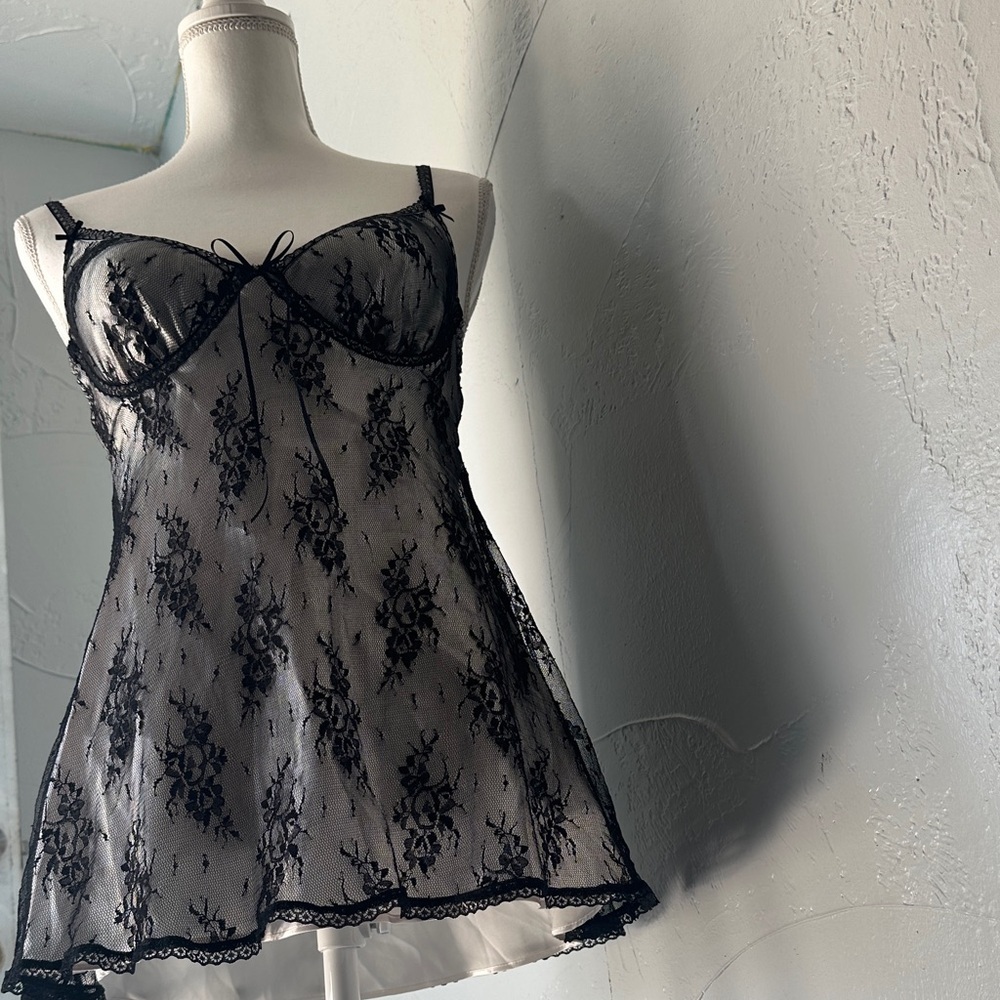 Elegant Black Lace Chemise - Picture 7 of 7